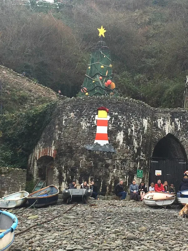 Whitewashed cottages lining the steep cobbled street down through Clovelly to the harbour